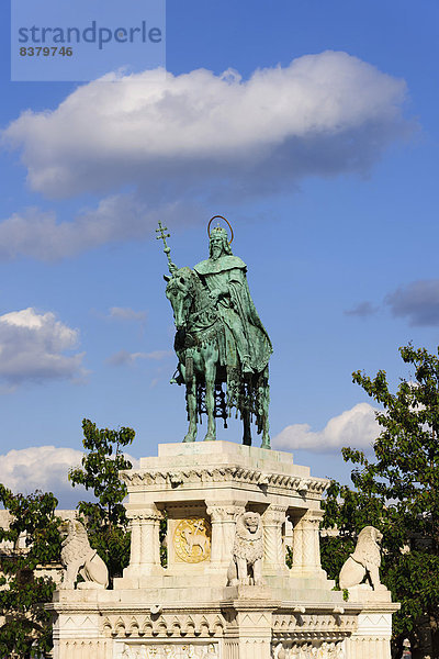 Reiterstatue des Königs Stephan I. in der Fischerbastei auf dem Burgberg  Budapest  Ungarn