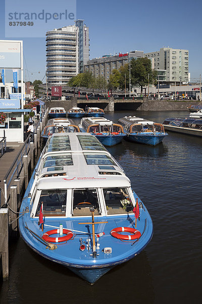 Anleger  Boote für Grachtenfahrt  Amsterdam  Provinz Nordholland  Niederlande