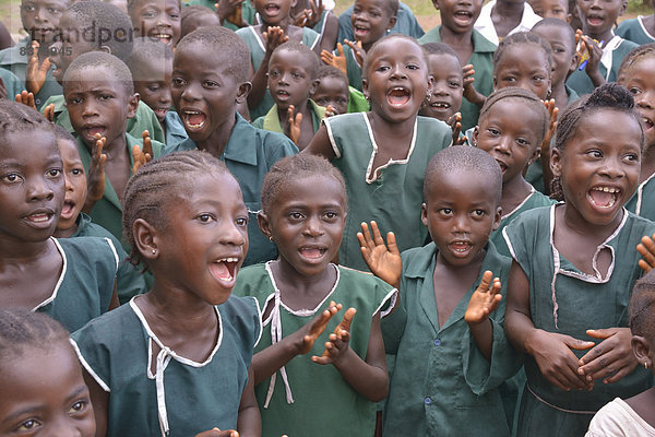 Singende Schulkinder  bei Bo  Bo-Distrikt  Sierra Leone