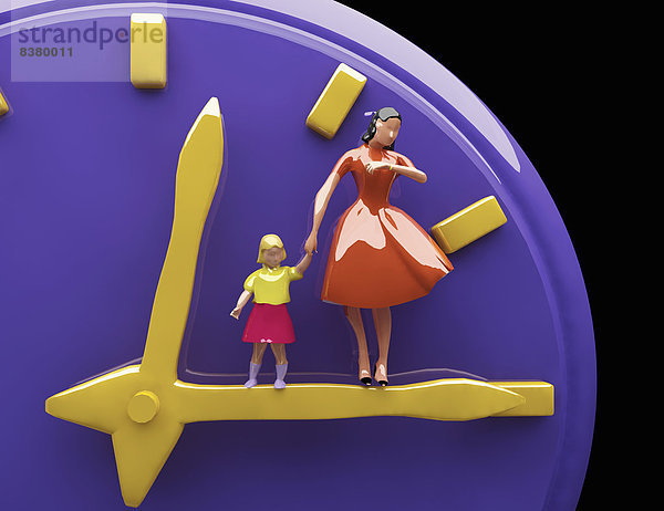 Mutter und Tochter stehen auf Zeigern einer Uhr