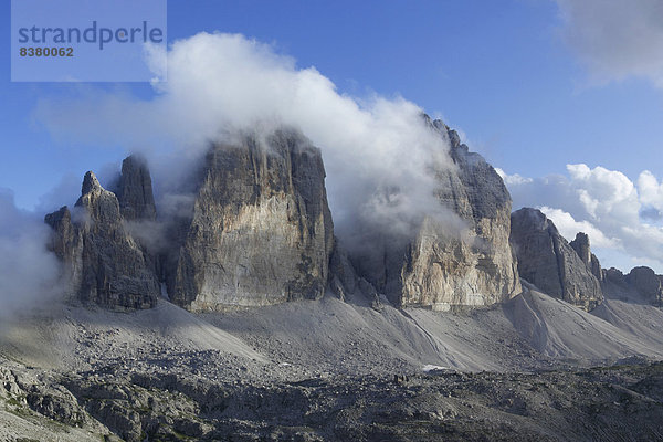 Drei Zinnen imgeben von Wolken  Sextner Dolomiten  Südtirol  Italien