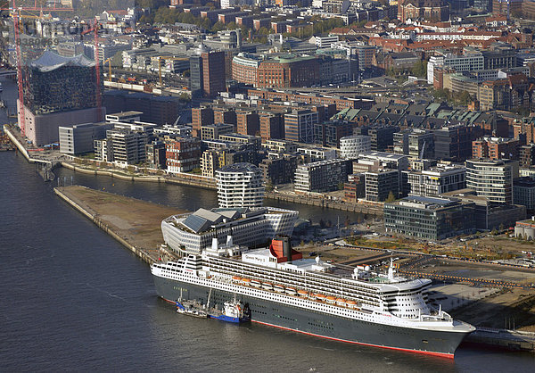 Queen Mary 2  hinten die Hafencity  Hamburger Hafen  Hamburg  Deutschland