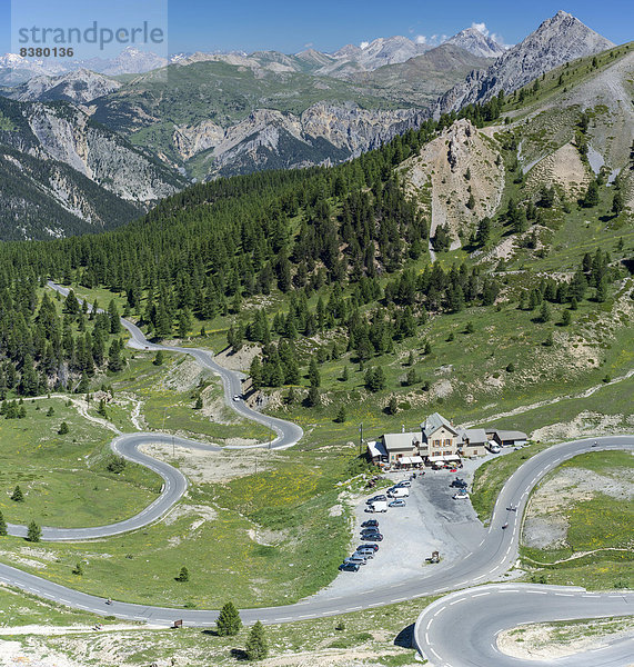 Die Straße Route des Grandes Alpes am Refuge Napoleon  Cervières  Provence-Alpes-Côte d'Azur  Frankreich