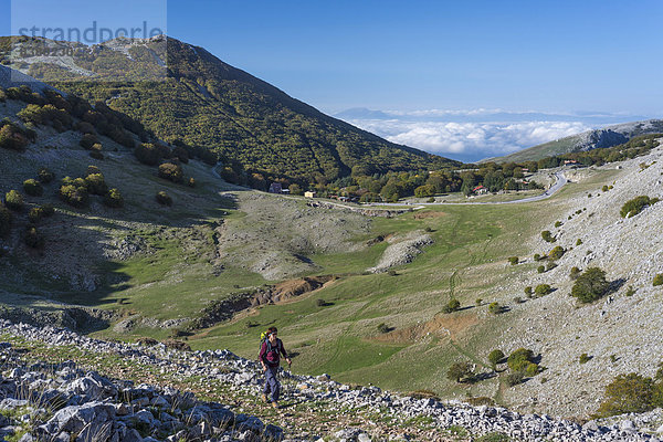 Frau wandert im Naturpark Parco delle Madonie  Geologie-Lehrpfad in der Karstsenke Battaglietta-Polje  bei Petralia Sottana  Sizilien  Italien