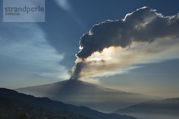 Eruptionssäule über dem neuen Südostkrater am Morgen  Vulkan Ätna  bei Cesarò  Sizilien  Italien