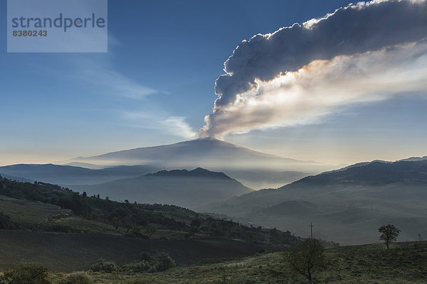 Eruptionssäule über dem neuen Südostkrater  Landschaft mit Nebelschwaden  Vulkan Ätna  bei Cesarò  Sizilien  Italien