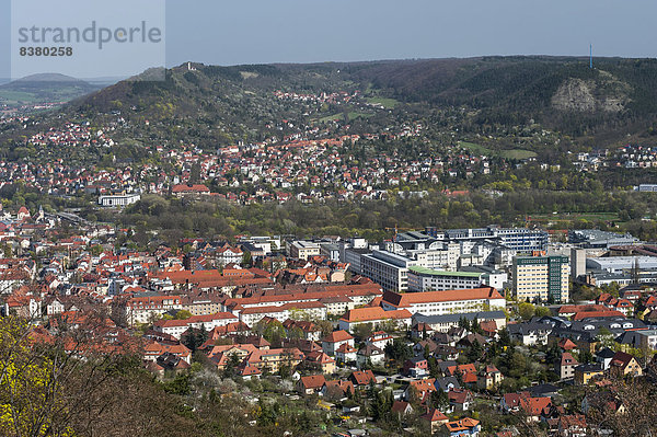 Beutenberg Campus  dahinter Paradies-Park   hinten Kalksteinhänge im Saaletal  Jena  Thüringen  Deutschland