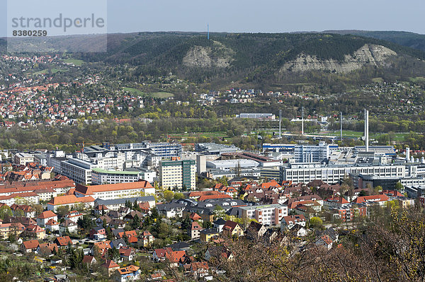 Beutenberg Campus  dahinter Paradies-Park   hinten Kalksteinhänge im Saaletal  Jena  Thüringen  Deutschland