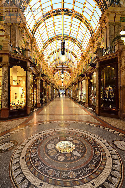 County Arcade mit Bodenmosaik  Victoria Quarter  Leeds  West Yorkshire  England  Großbritannien