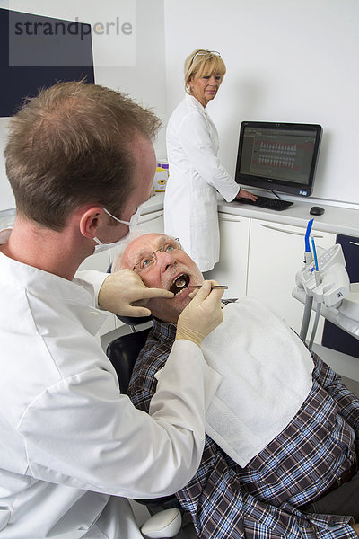Älterer Mann beim Zahnarzt  Deutschland