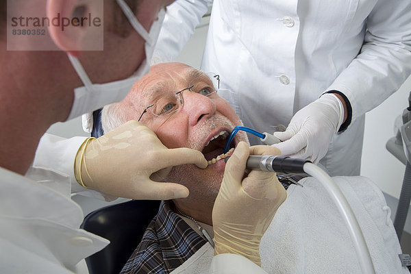 Älterer Mann beim Zahnarzt  bei einer Behandlung  Deutschland