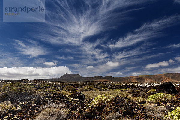 Cirruswolken über vulkanischer Landschaft  Orzola  Lanzarote  Kanarische Inseln  Spanien