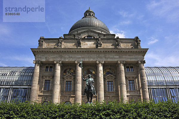 Bayerische Staatskanzlei mit dem Reiterstandbild Ottos I. oder Otto von Wittelsbach  1117 - 1183  München  Bayern  Deutschland