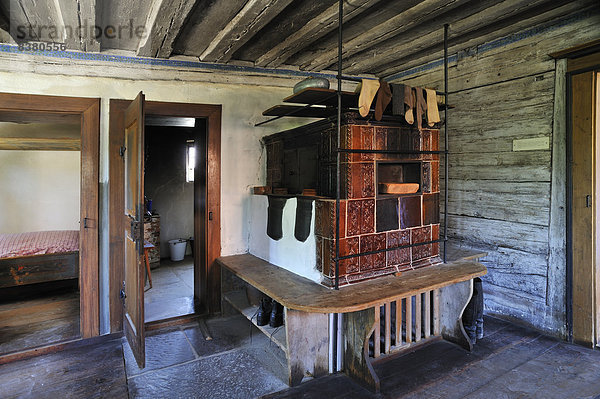 Fliesenboden Bauernhaus Zimmer Wohnzimmer Bayern Deutschland Ofen