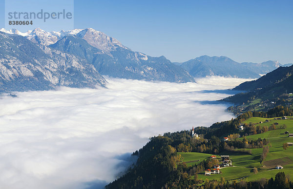 Tiefhängende Wolken  bei Weerberg  Tiroler Unterinntal  Tirol  Österreich
