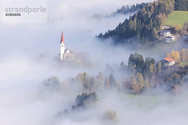 Die Kirche St. Peter im Nebel  Weerberg  Tirol  Österreich