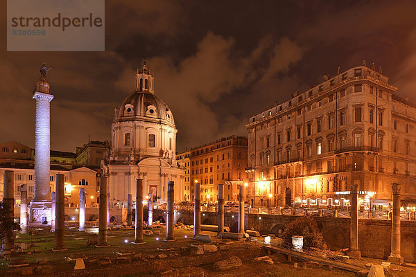 Kirche Santa Maria di Loreto und Trajanssäule  am Abend  Rom  Region Latium  Italien