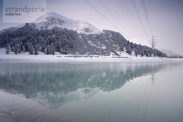 Speichersee Längental mit Hochspannungsmast im Winter  Kühtai  Sellraintal  Tirol  Österreich