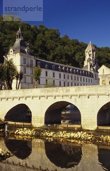Brücke und mittelalterlichen Klosters  Brantome  Dordogne  Frankreich