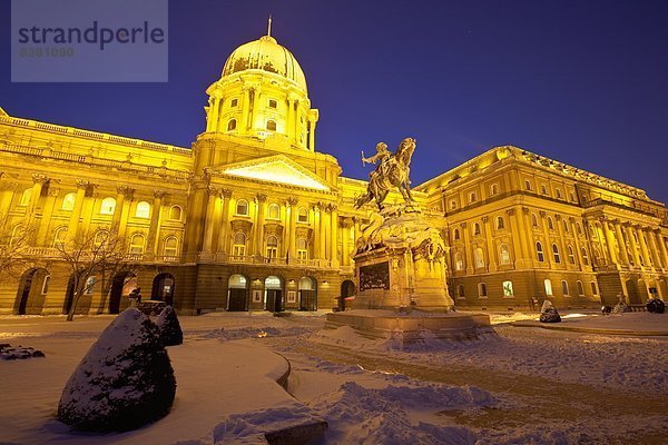 Budapest  Hauptstadt  beleuchtet  Europa  Winter  Nacht  Monarchie  Palast  Schloß  Schlösser  Ungarn