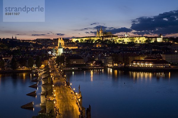 Prag  Hauptstadt  beleuchtet  Europa  über  klein  Brücke  Fluss  Tschechische Republik  Tschechien  Moldau  UNESCO-Welterbe  Abenddämmerung  Viertel Menge