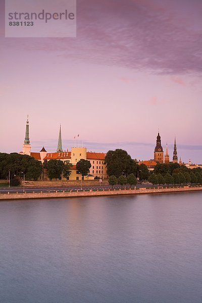 beleuchtet  Europa  Palast  Schloß  Schlösser  Sonnenuntergang  Fluss  Riga  Hauptstadt  Lettland