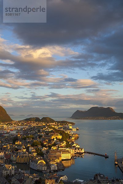 beleuchtet  Europa  Sonnenuntergang  über  Norwegen  Ansicht  Erhöhte Ansicht  Aufsicht  heben  Alesund  More og Romsdal  Skandinavien