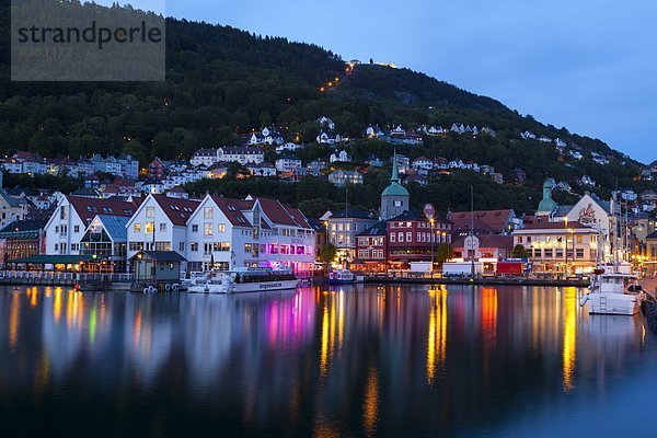 beleuchtet  Europa  Norwegen  Sehenswürdigkeit  UNESCO-Welterbe  Bergen  Ortsteil  Abenddämmerung  Hordaland  Skandinavien