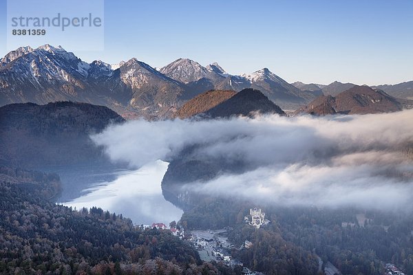 Europa  Palast  Schloß  Schlösser  See  Alpen  Ansicht  Allgäu  Füssen  Bayern  Deutschland  Hohenschwangau