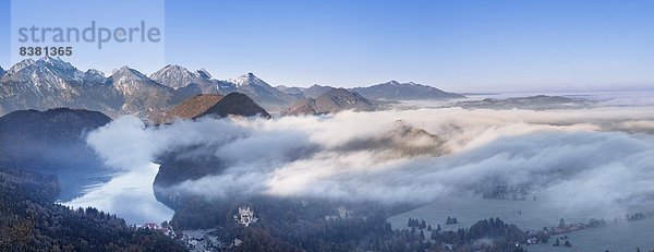 Europa  Palast  Schloß  Schlösser  See  Alpen  Ansicht  Allgäu  Füssen  Bayern  Deutschland  Hohenschwangau