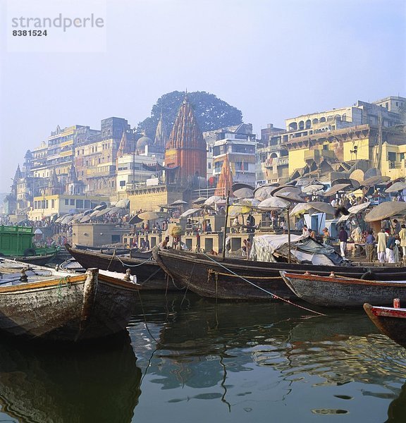 Boote vor Anker an Ghats auf dem Fluss Ganges Varanasi  Uttar Pradesh  Indien