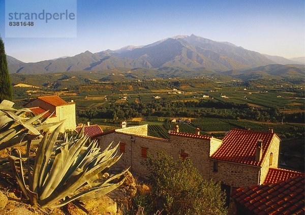 Blick auf Mt Canigou von ein rustikal Village  Pyrénées-Orientales  Languedoc-Roussillon  Frankreich