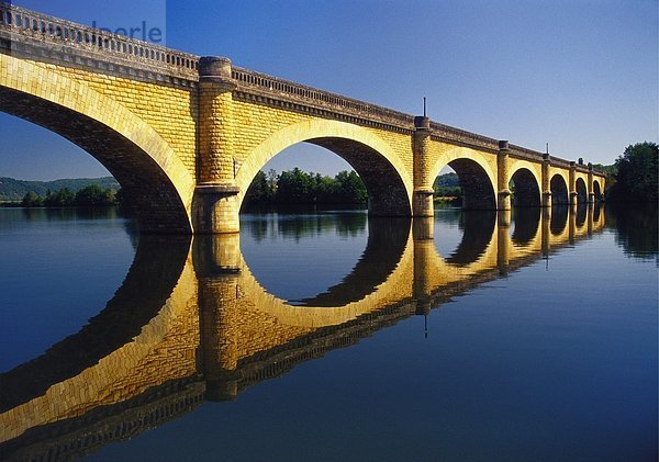 Brücke über die Dordogne River  Aquitaine  Frankreich