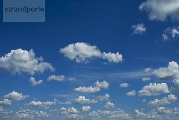 Blauer Himmel und weiße Wolken