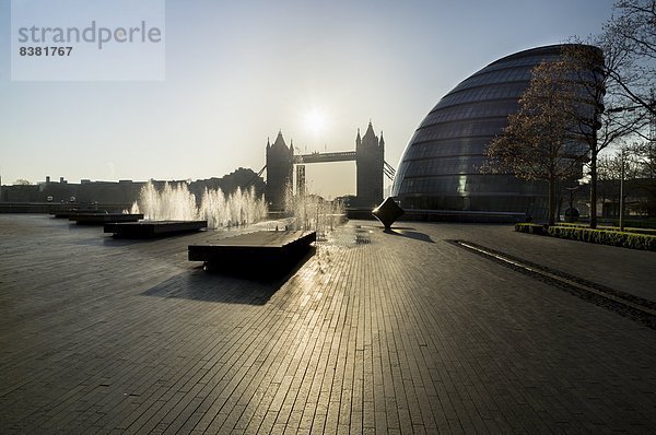 Brunnen glitzern an mehr Platz mit Rathaus und Turmbrücke hinter  London  England  Großbritannien  Europa