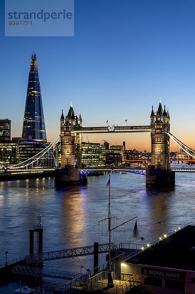 Blick auf die Scherbe und die Turmbrücke über der Themse in der Dämmerung  London  England  Großbritannien  Europa
