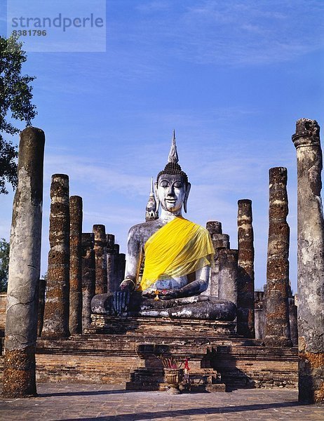 Statue des Buddha mit religiösen angeboten  Wat Mahathat  Sukothai  Thailand