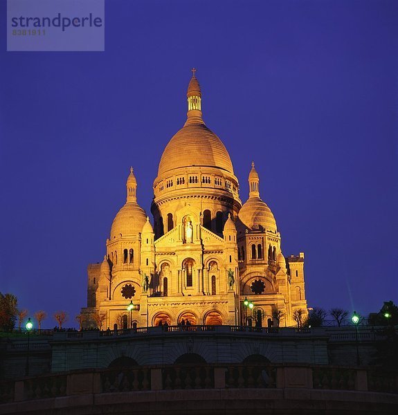 Sacre Coeur Basilika in der Nacht  Paris  Frankreich