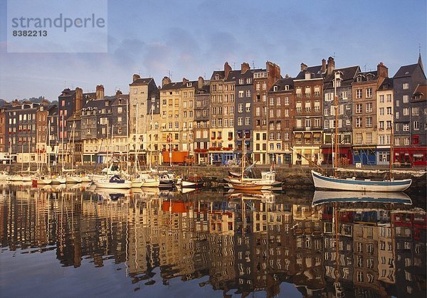 Boote vor Anker am alten Dock  Honfleur  Normandie  Frankreich