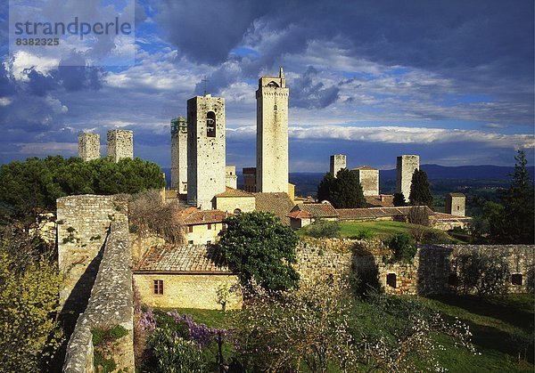 Türme der Duomo Kirche  San Gimignano  Toskana  Italien