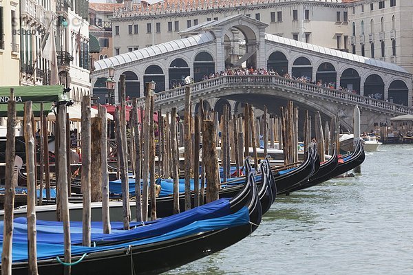 Europa  Ehrfurcht  Brücke  vertäut  Gondel  Gondola  Rialtobrücke  UNESCO-Welterbe  Venetien  Italien  Venedig