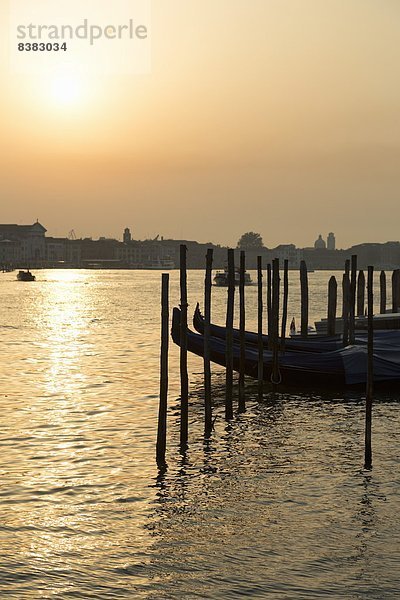 Europa  Sonnenaufgang  Ehrfurcht  vertäut  zuprosten  anstoßen  Gondel  Gondola  UNESCO-Welterbe  Venetien  Italien  Venedig