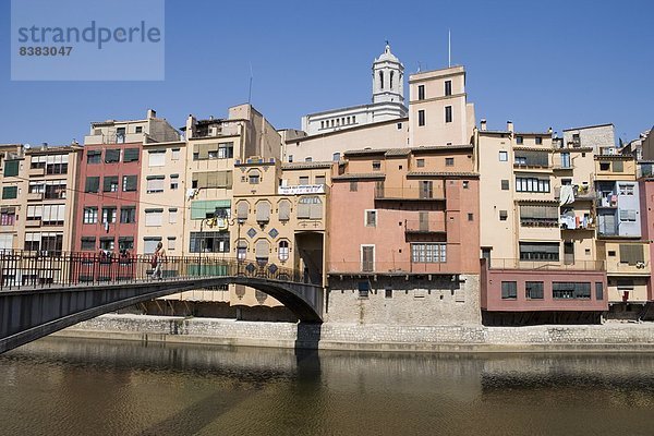 Europa  Gebäude  Brücke  streichen  streicht  streichend  anstreichen  anstreichend  Altstadt  Helligkeit  Bank  Kreditinstitut  Banken  Katalonien  Girona  Spanien