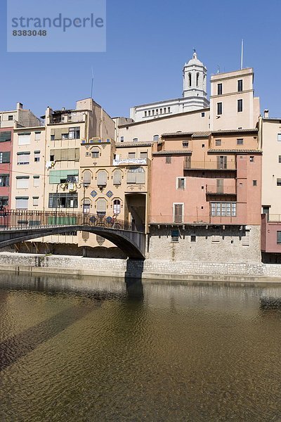 Europa  Gebäude  Brücke  streichen  streicht  streichend  anstreichen  anstreichend  Altstadt  Helligkeit  Bank  Kreditinstitut  Banken  Katalonien  Girona  Spanien