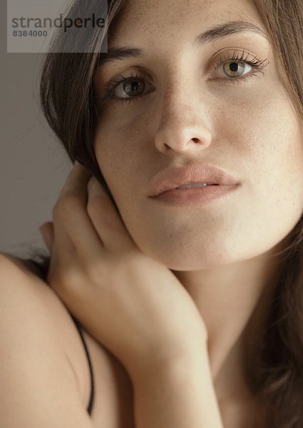 Junge Frau mit Hand auf Haar  Portrait