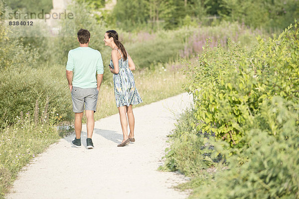 Paare zusammen auf einem Spaziergang durch den Park
