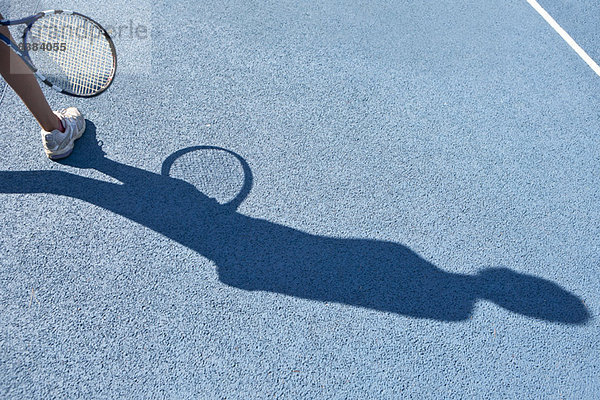 Tennisspieler auf dem Tennisplatz stehend  Fokus auf Schatten