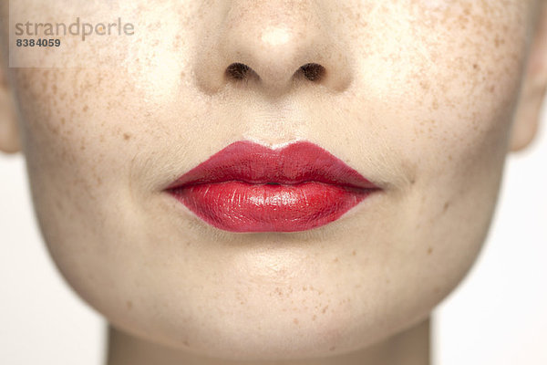 Junge Frau mit leuchtend rotem Lippenstift  Portrait