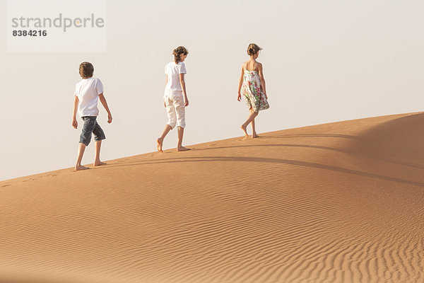 Kinder wandern in der Wüste