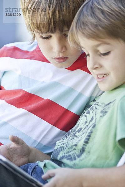 Jungen mit digitalem Tablett